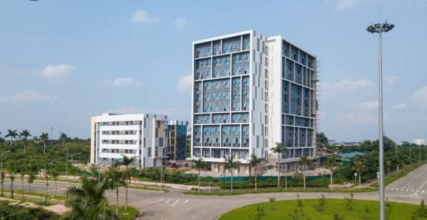 Khu KTX Hòa Lạc B, C: Vị trí, Lệ phí 2025-2026 & So sánh với Thuê Trọ